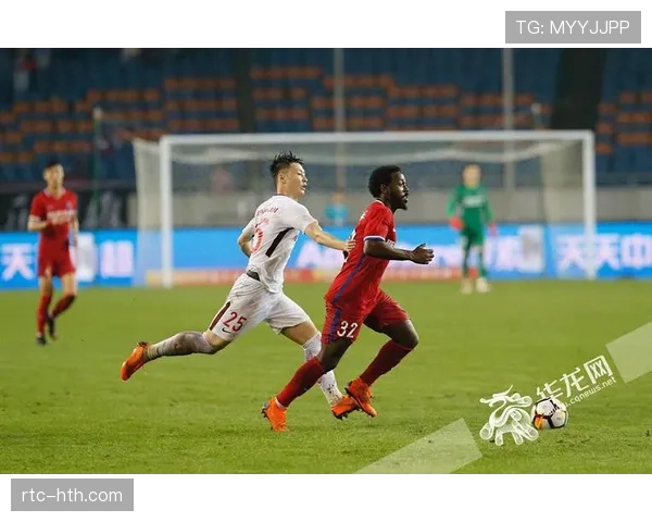 雨战中的坚持，朗斯主场球迷在暴雨中高歌助威